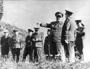 Маршал П. Батицкий инспектирует войска