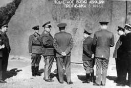 Маршал П. Батицкий инспектирует войска