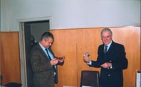 А.Л.Горелик  (справа) вручает памятный подарок участнику разработки системы распознавания иностранных ИСЗ Е.Г. Перепелицыну 