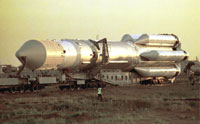 Расчет  Космических войск вывозит на стартовую площадку космодрома Байконур ракету-носитель ''Протон''