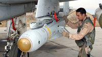 Пилот А-10 ''Тандерболт'' на авиабазе Баграм ''Афганистан'' перед взлетом проверяет ракету AGM-65G ''Maverick''