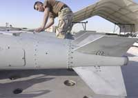 Входной контроль бомб типа JDAM на аэродроме передового базирования в ходе операции ''Шок и трепет''.