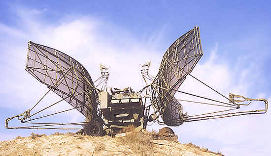 В составе радиолокационного комплекса боевого режима 5Н87 находились два дальномера (один из них на снимке, сделанном на полигоне Ашулук) и до четырех высотомеров типа ПРВ-13. Этот РЛК достаточно хорошо зарекомендовал себя в радиотехнических войсках. Однако к началу 1970-х гг. фактически двухкоординатный 5Н87 использовал уже устаревшие принципы обзора пространства. РТВ требовалась мощная высокопотенциальная трехкоординатная РЛС.