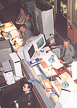 Центральный командный пункт ВВС. Генерал-лейтенант Александр Шрамченко на рабочем месте (третий сверху). Фото Георгий Данилов.