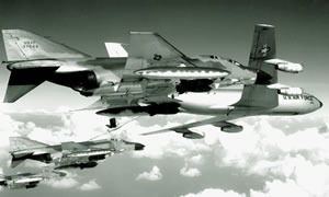 Наряду с F-105 истребители-бомбардировщики  F-4 Phantom II  (на снимке - в момент дозаправки от самолета-танкера КС-135) широко использовались ВВС США для нанесения ударов  по стартовым позициям  зрдн СА-75М ПВО Вьетнама. US Air Force