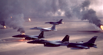 Подожженные в ходе операции  ''Буря в пустыне'' нефтяные месторождения Кувейта потом тушили еще очень долго. Фото US Air Force