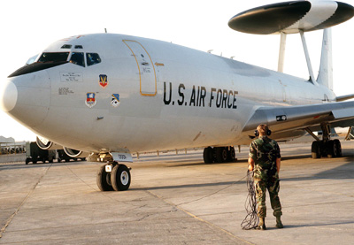 Самолет дальнего радиолокационного обнаружения и управления E-3 Sentry Airborne Warning and Control System (AWACS): последние операции перед   очередным боевым вылетом. Фото US Air Force