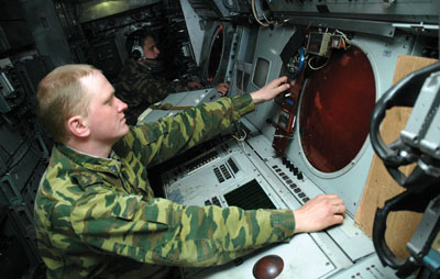 Расчет радиотехнических войск ВВС  в ходе боевой работы. Фото Георгия ДАНИЛОВА