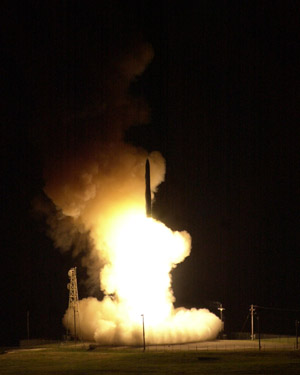Ночной старт межконтинентальной баллистической ракеты Минитмен III с базы ВВС США Ванденберг (Калифорния). Фото US Air Force